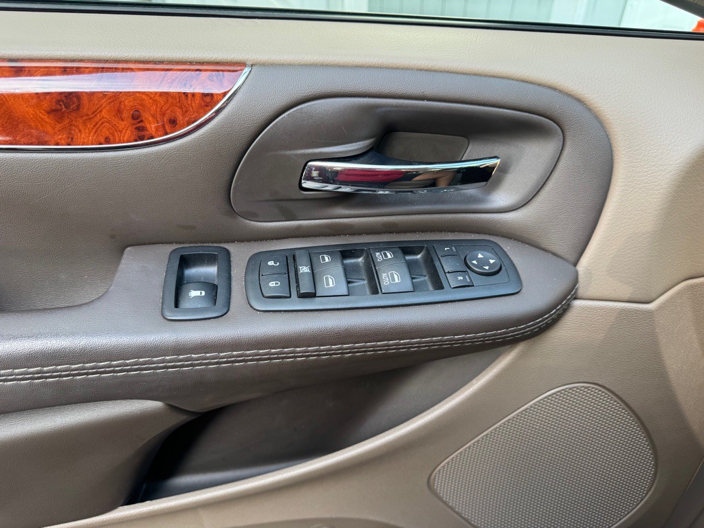 2015 Chrysler Town & Country Image 15