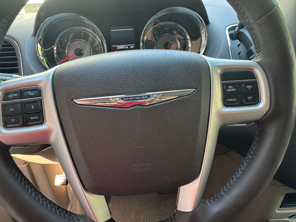 2015 Chrysler Town & Country Image 16