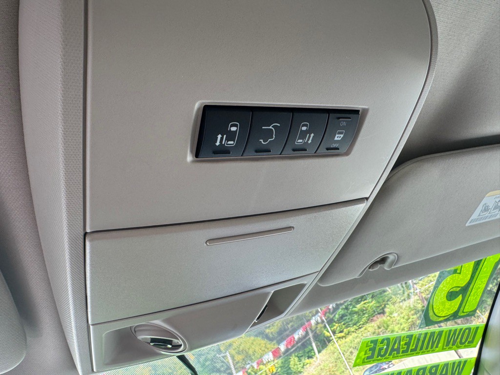 2015 Chrysler Town & Country Image 19
