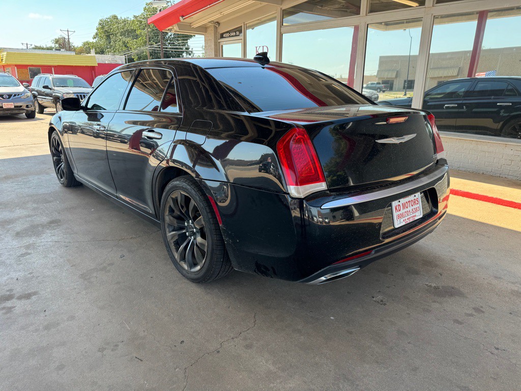2015 Chrysler 300 Image 6