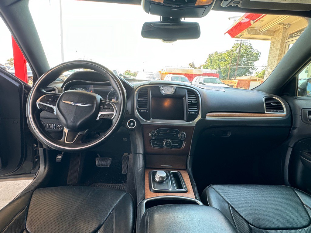 2015 Chrysler 300 Image 9