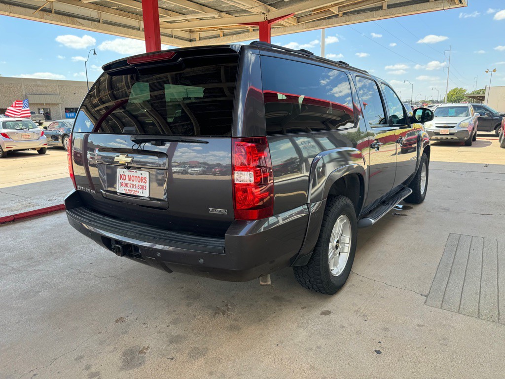 2011 Chevrolet Suburban Image 4