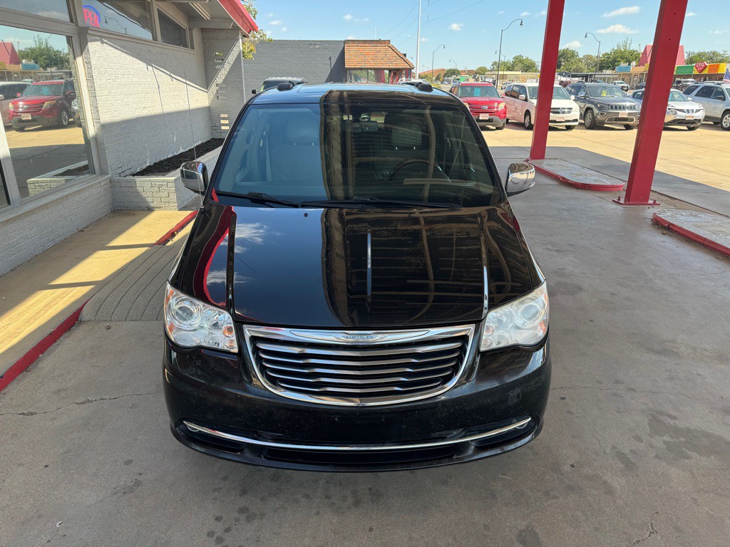 2015 Chrysler Town & Country Image 2