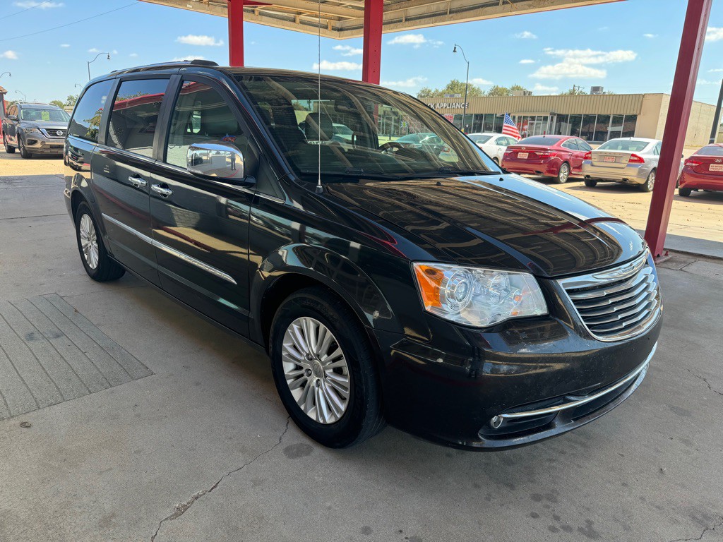 2015 Chrysler Town & Country Image 3
