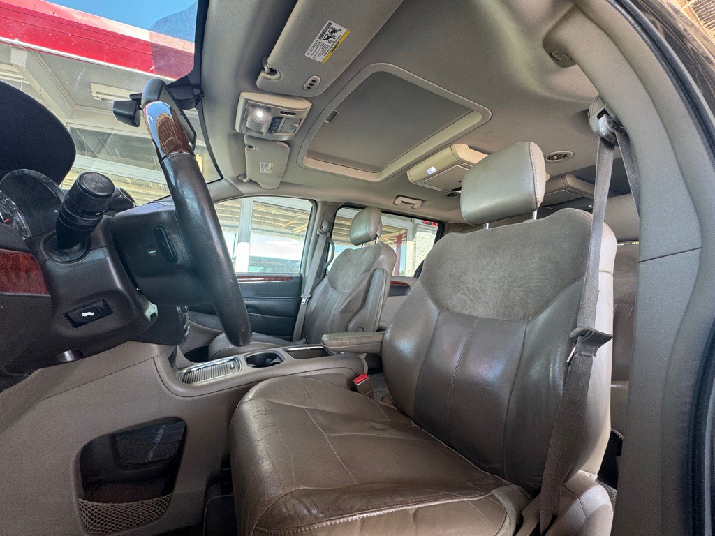 2015 Chrysler Town & Country Image 7