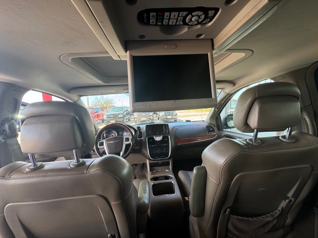 2015 Chrysler Town & Country Image 8