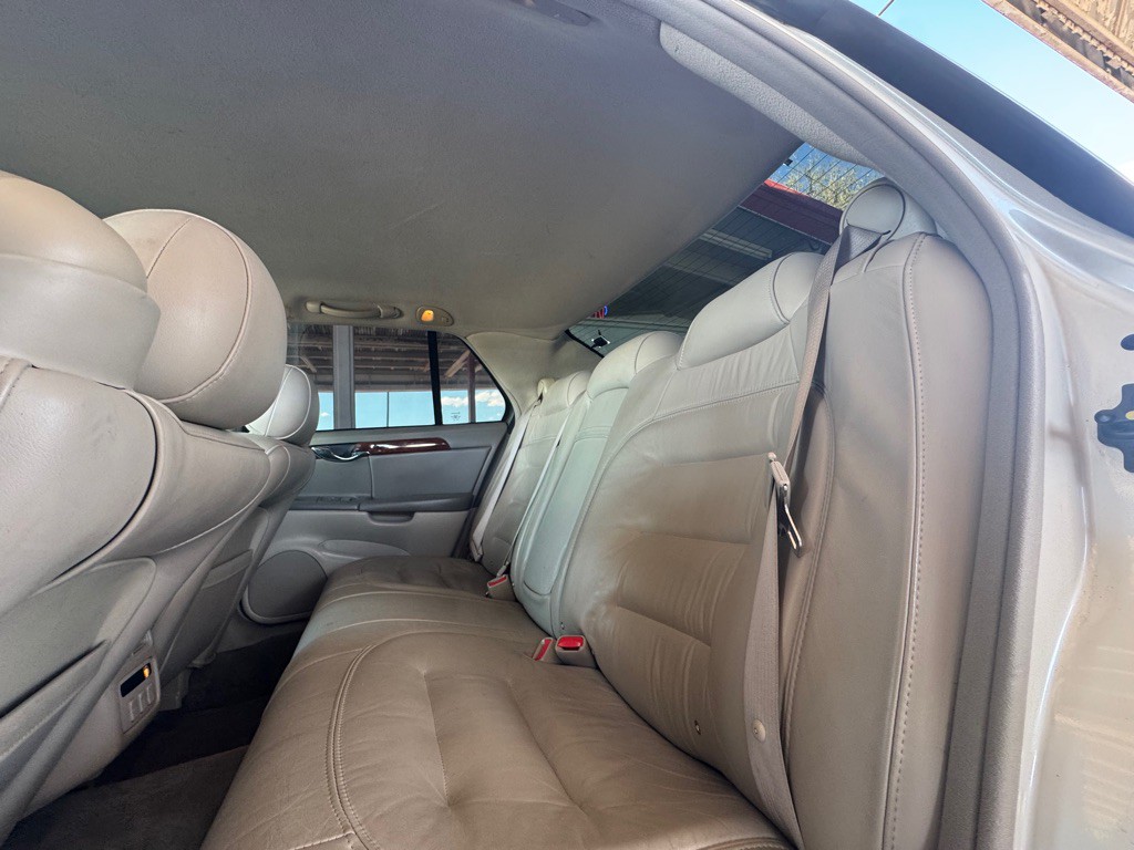 2002 Cadillac DeVille Image 8