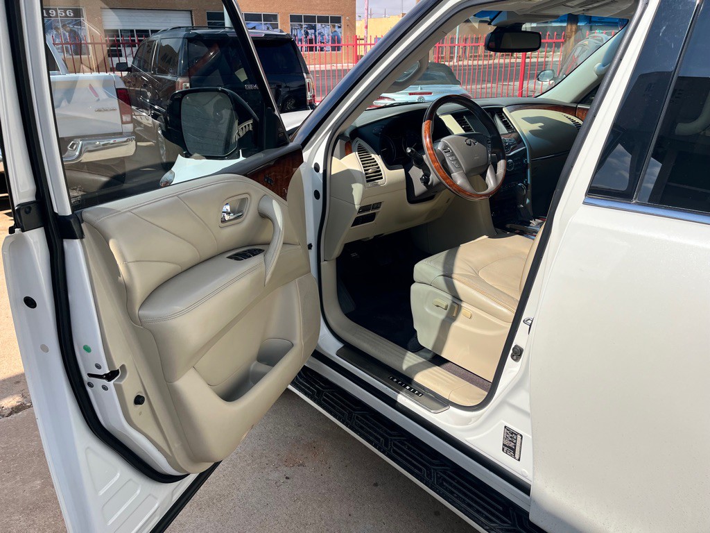 2017 INFINITI QX80 Image 8