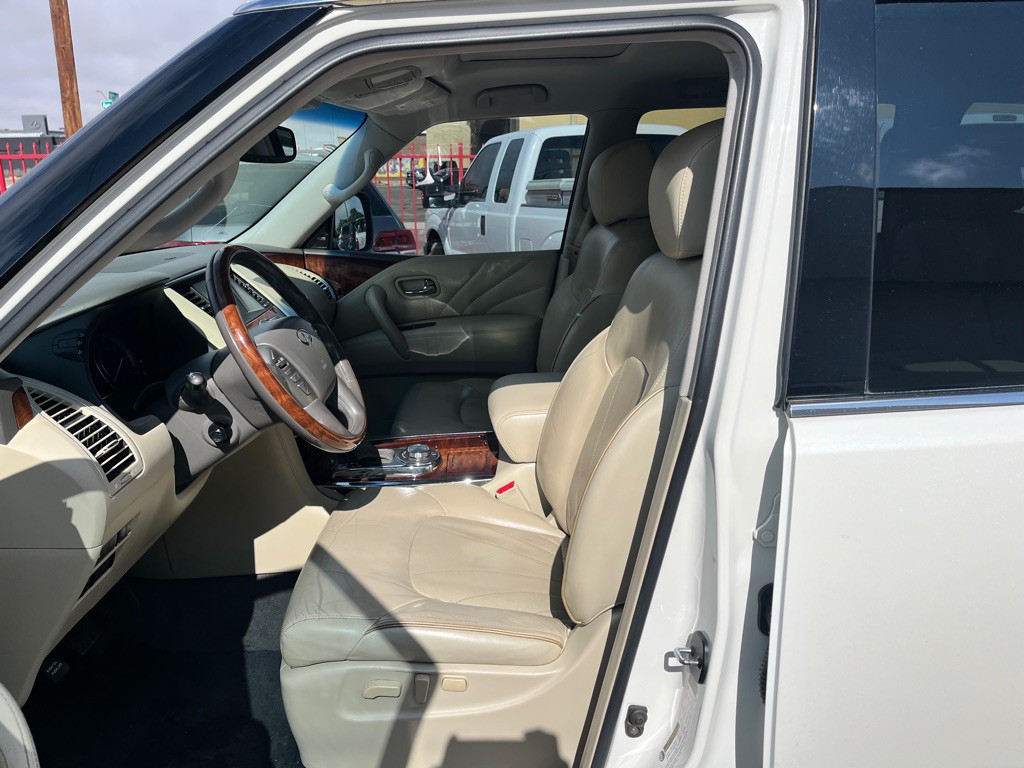 2017 INFINITI QX80 Image 9
