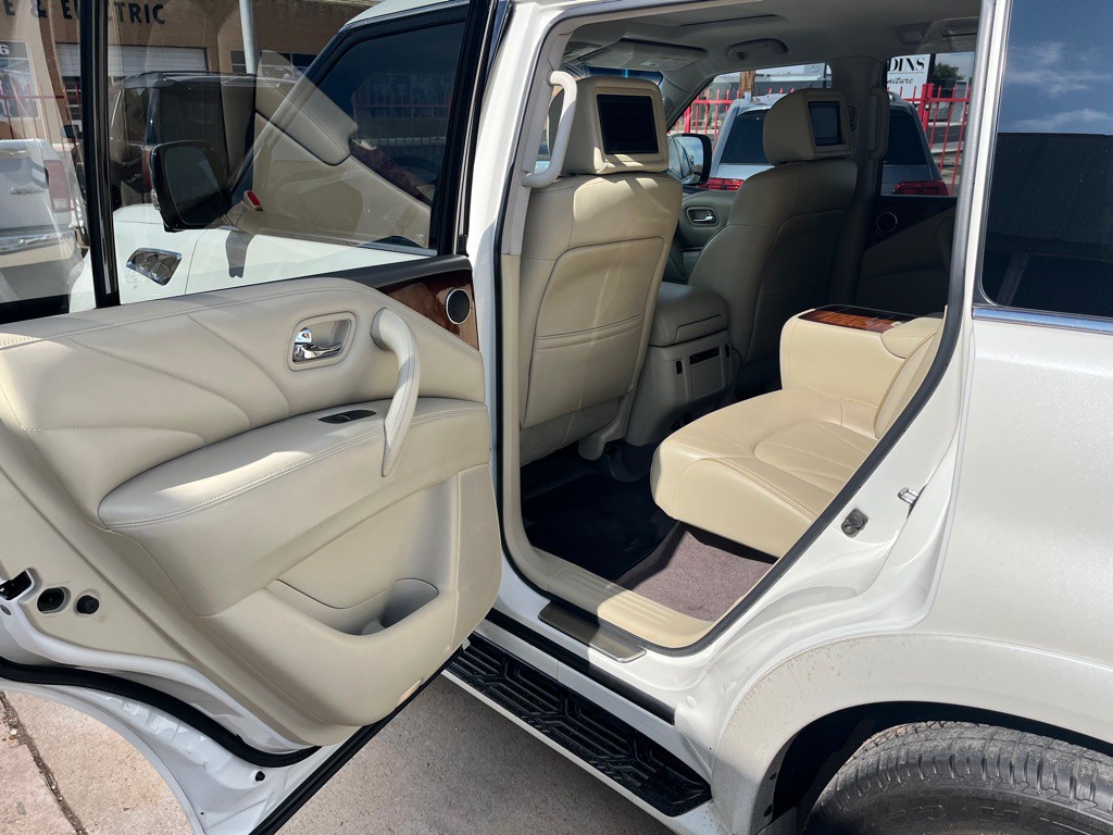 2017 INFINITI QX80 Image 10