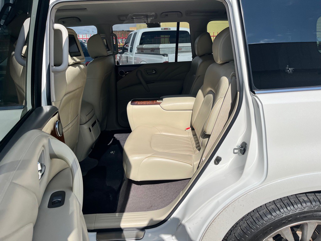 2017 INFINITI QX80 Image 11