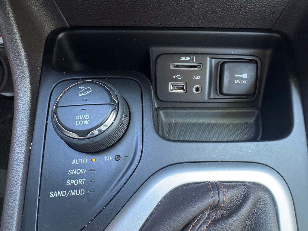 2017 Jeep Cherokee Image 32