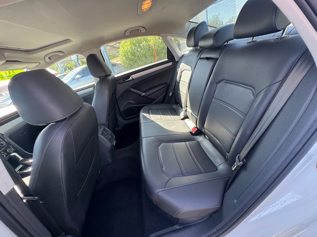 2021 Volkswagen Passat Image 11