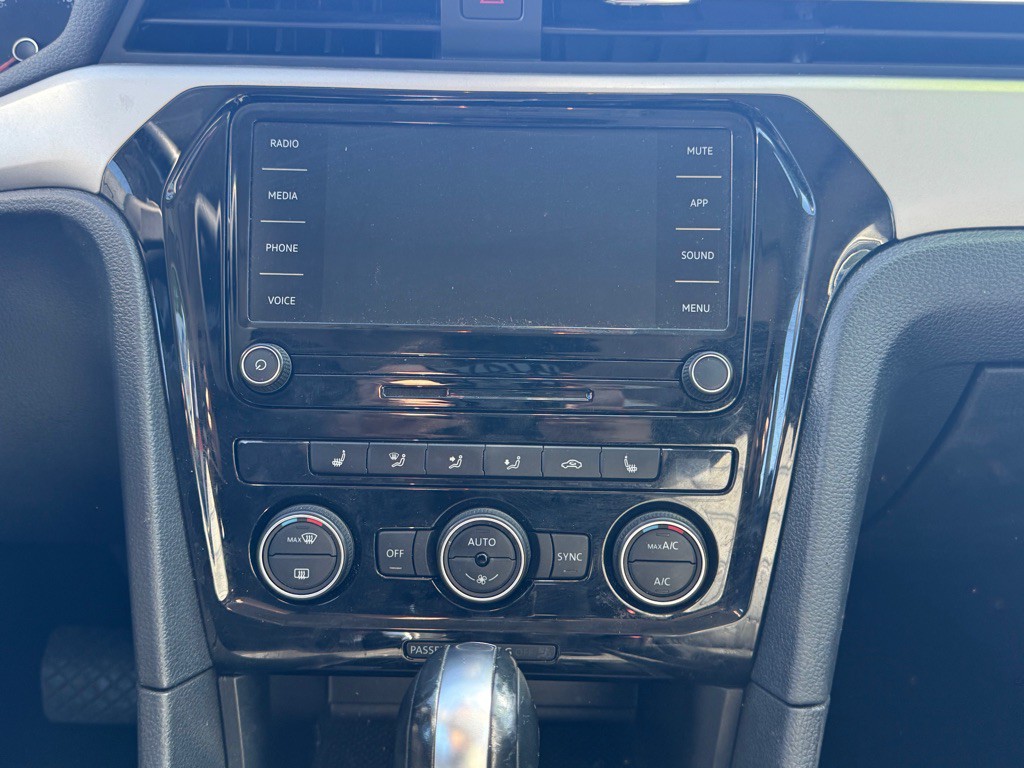 2021 Volkswagen Passat Image 15