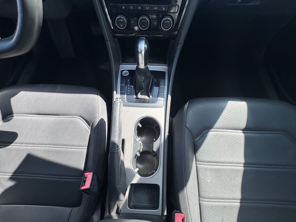 2021 Volkswagen Passat Image 16