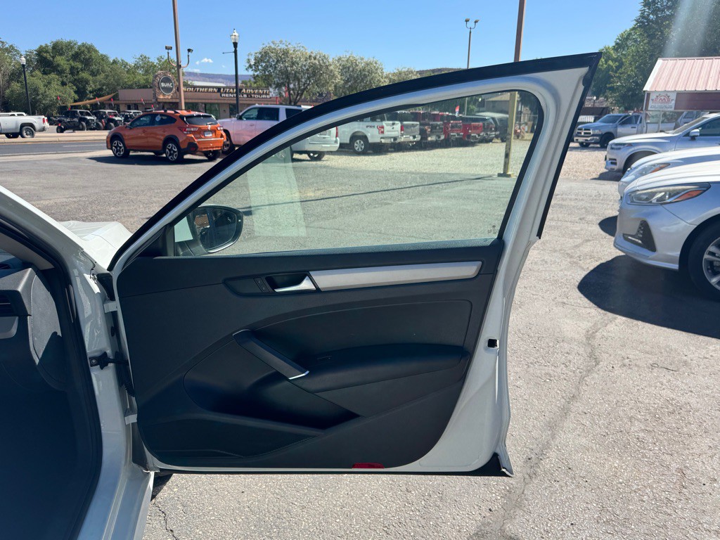 2021 Volkswagen Passat Image 24