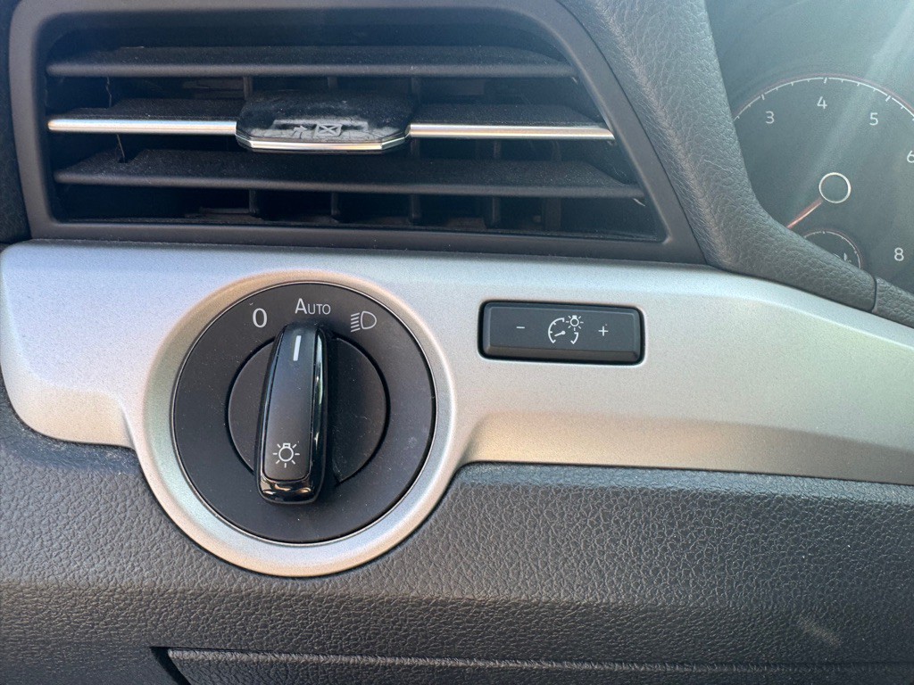 2021 Volkswagen Passat Image 29