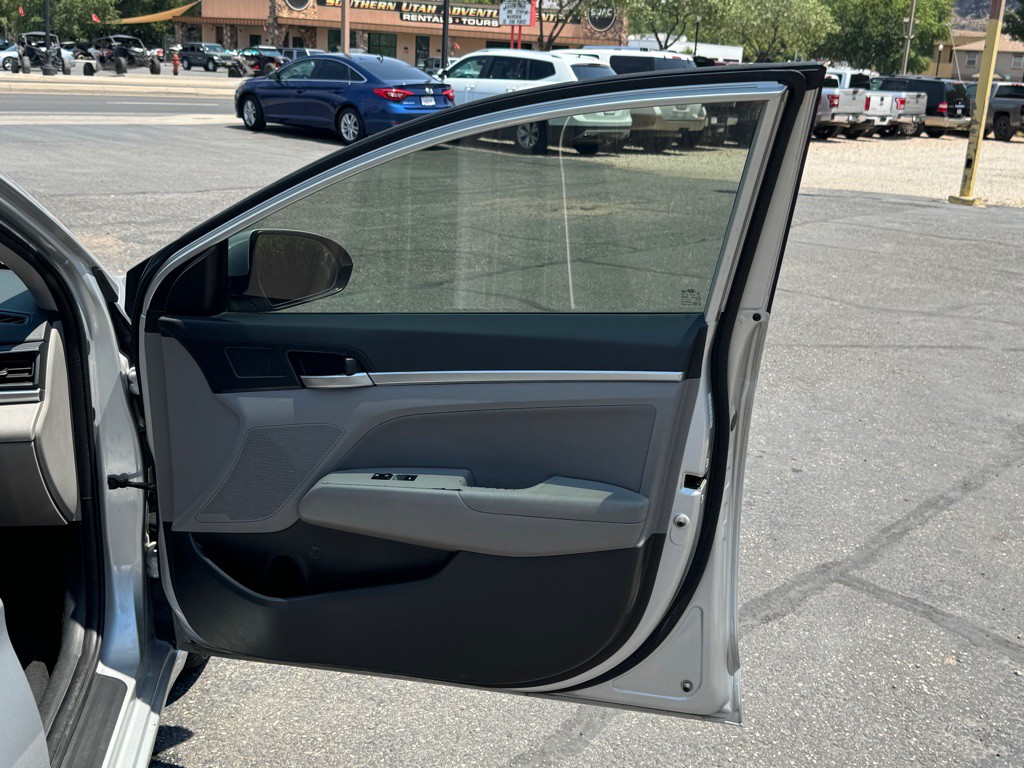 2019 Hyundai Elantra Image 24