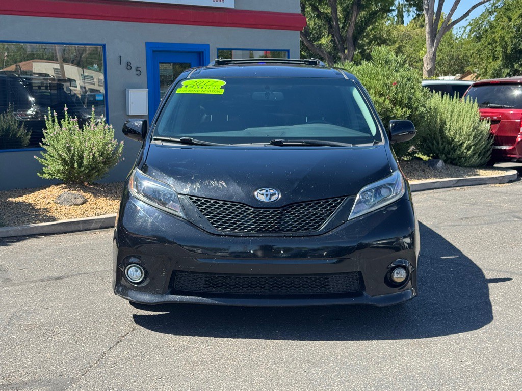 2017 Toyota Sienna Image 2