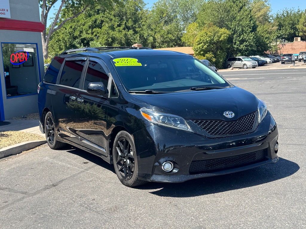 2017 Toyota Sienna Image 3