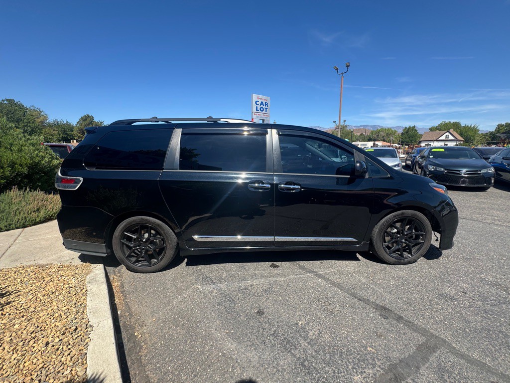 2017 Toyota Sienna Image 4