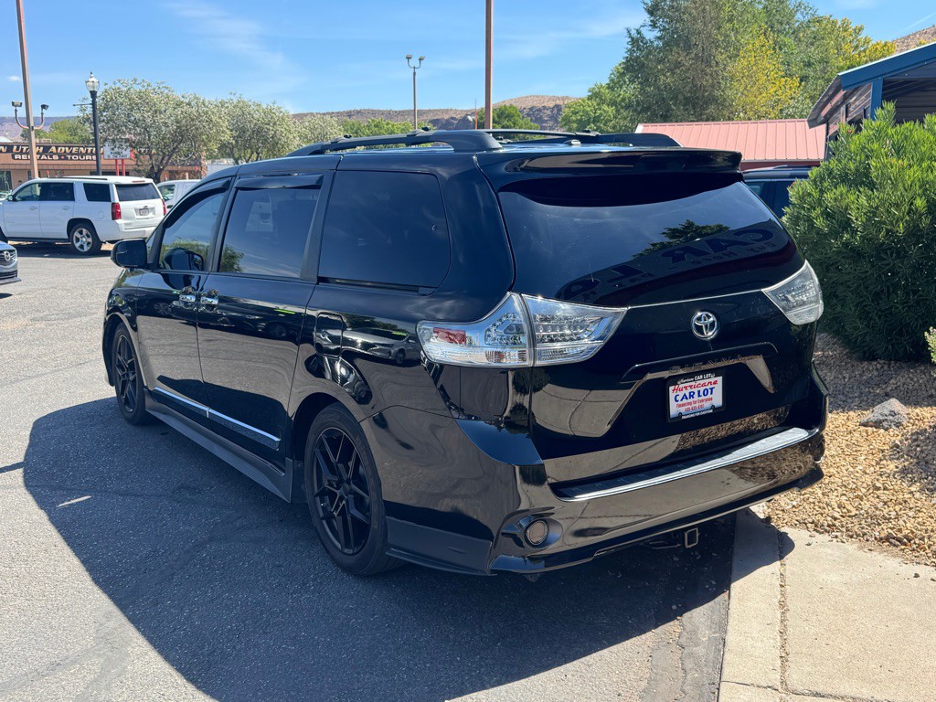 2017 Toyota Sienna Image 7