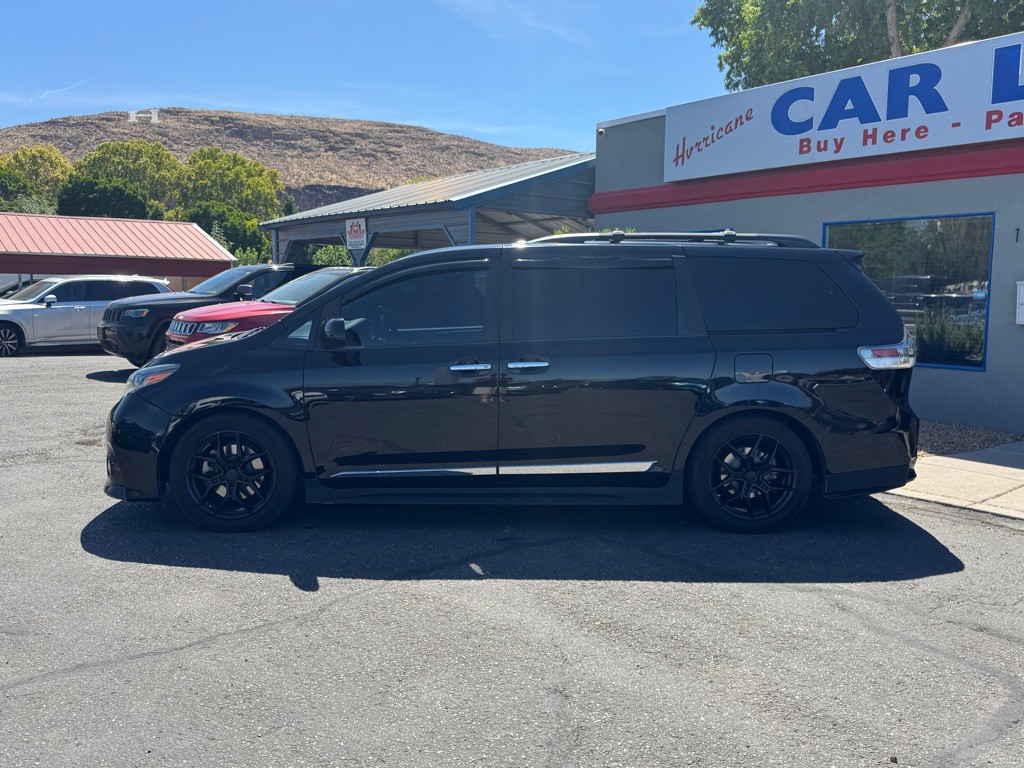 2017 Toyota Sienna Image 8