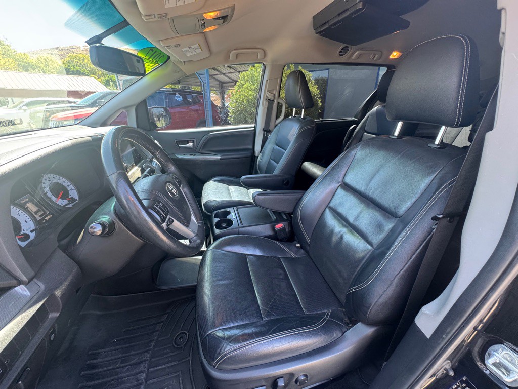 2017 Toyota Sienna Image 9