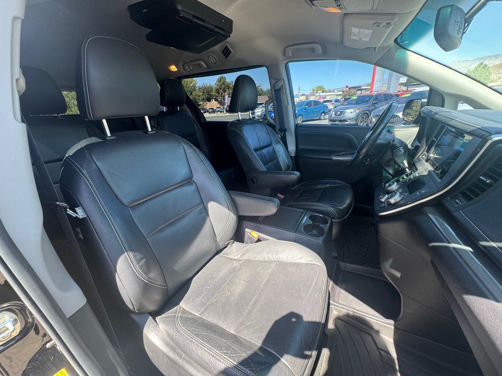2017 Toyota Sienna Image 10