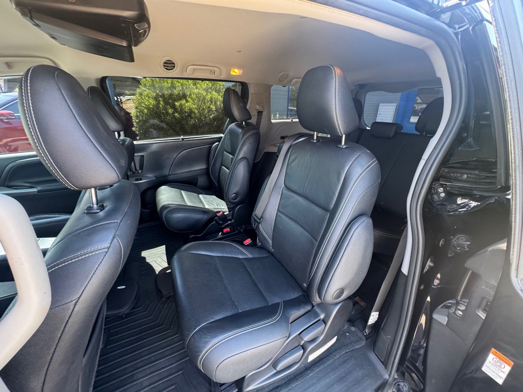 2017 Toyota Sienna Image 11