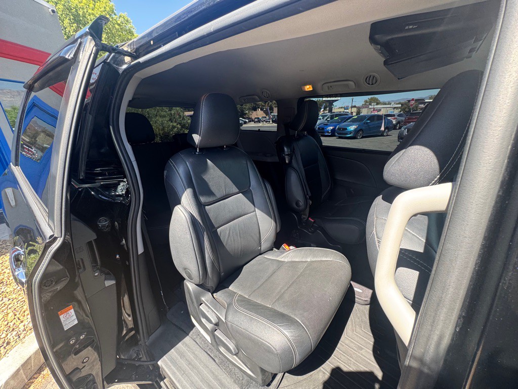 2017 Toyota Sienna Image 12