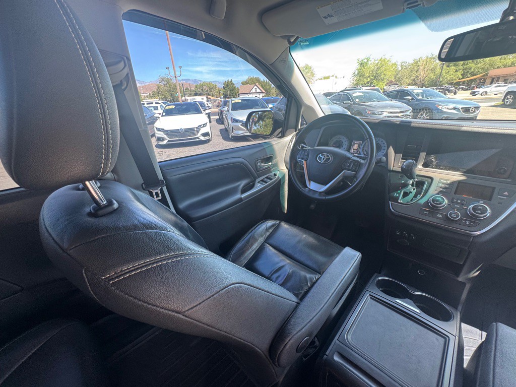 2017 Toyota Sienna Image 13