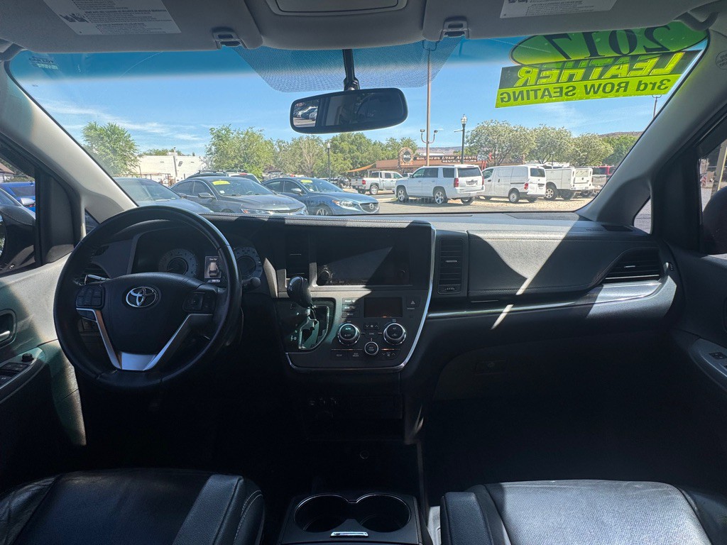 2017 Toyota Sienna Image 14