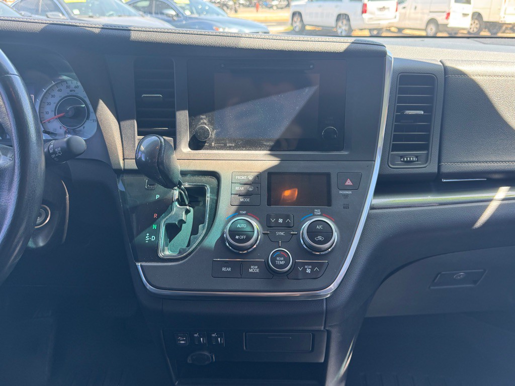 2017 Toyota Sienna Image 15
