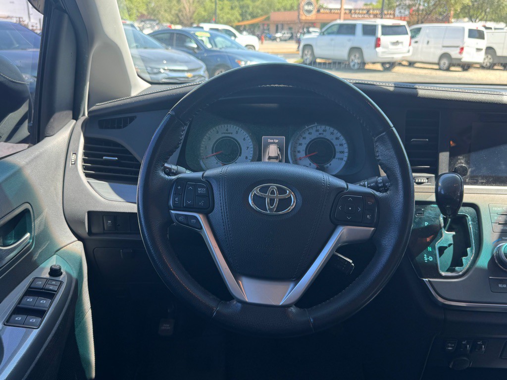 2017 Toyota Sienna Image 17