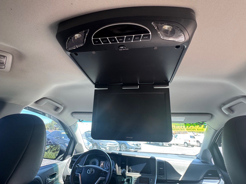 2017 Toyota Sienna Image 19