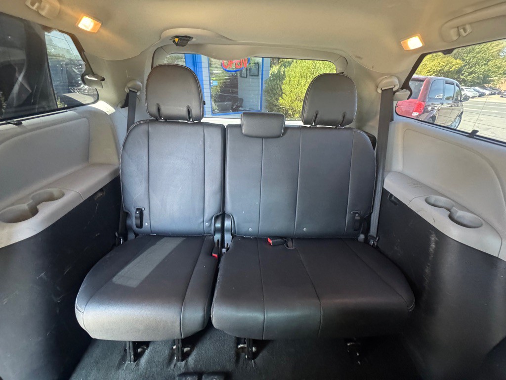 2017 Toyota Sienna Image 21