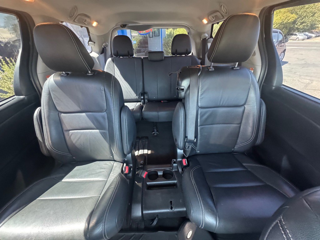 2017 Toyota Sienna Image 22