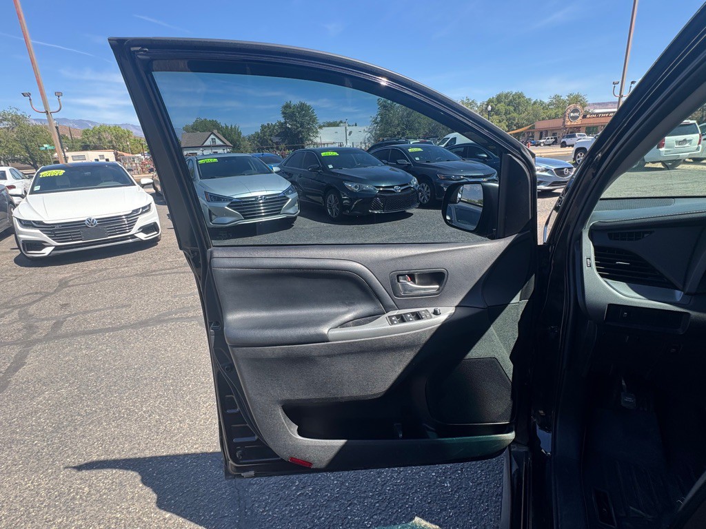 2017 Toyota Sienna Image 24