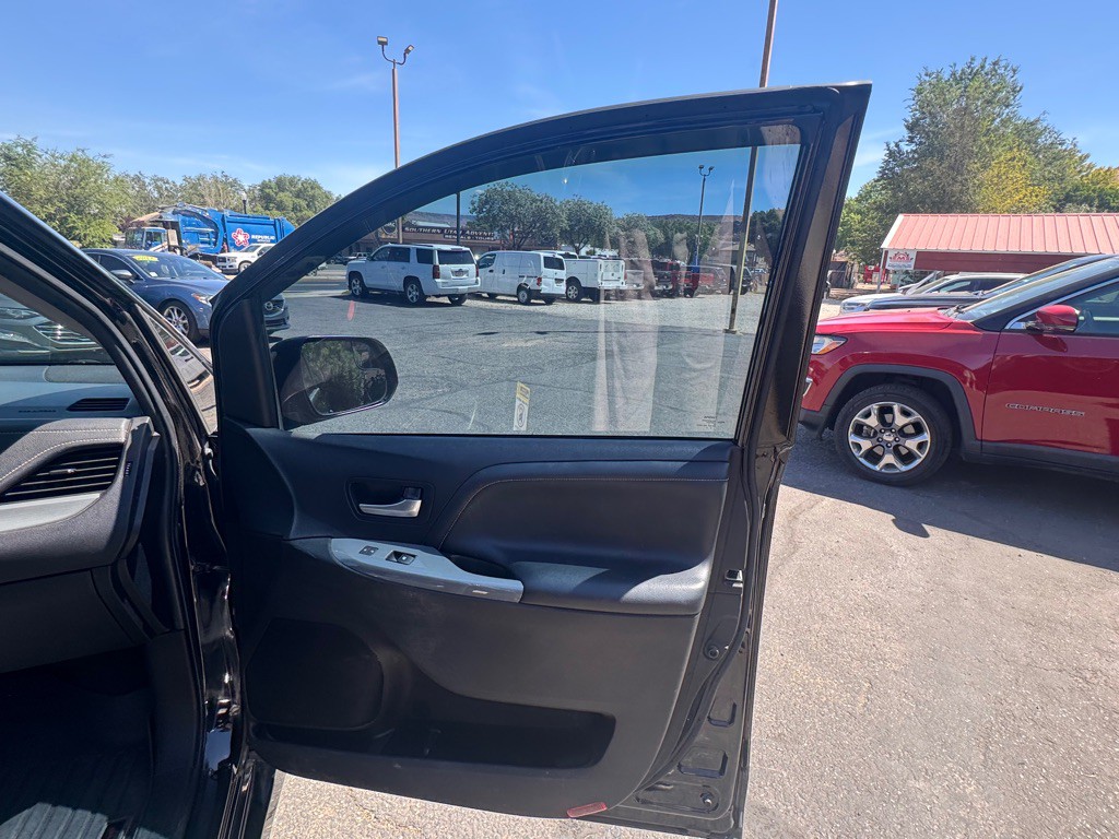 2017 Toyota Sienna Image 26