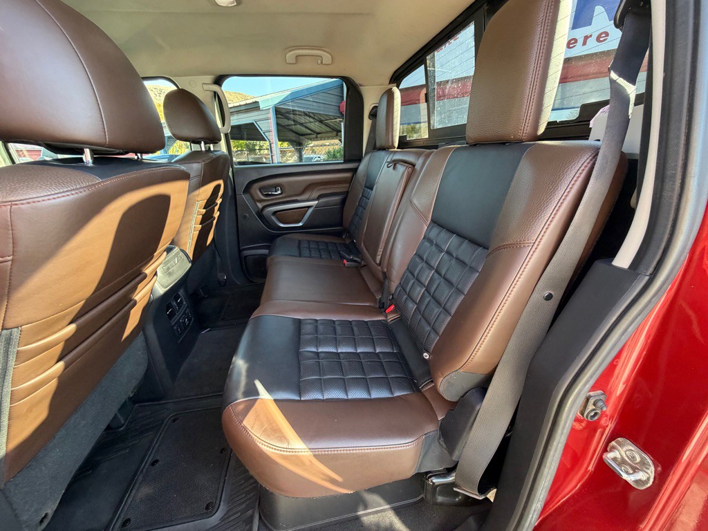 2016 Nissan Titan Image 11