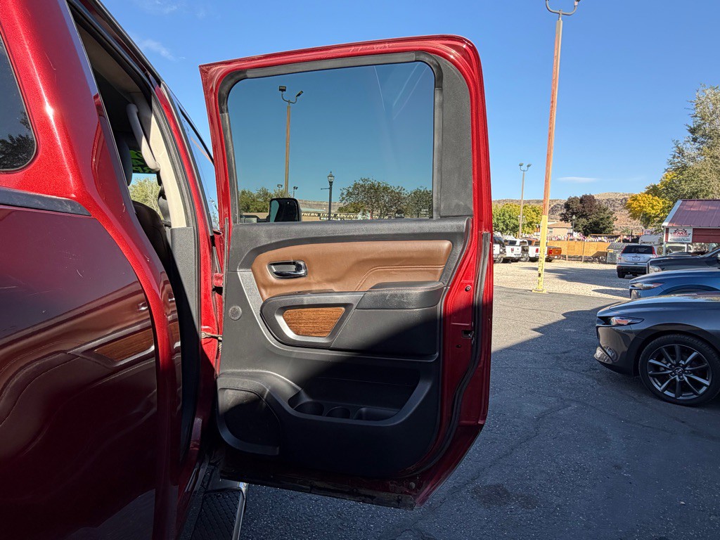 2016 Nissan Titan Image 23