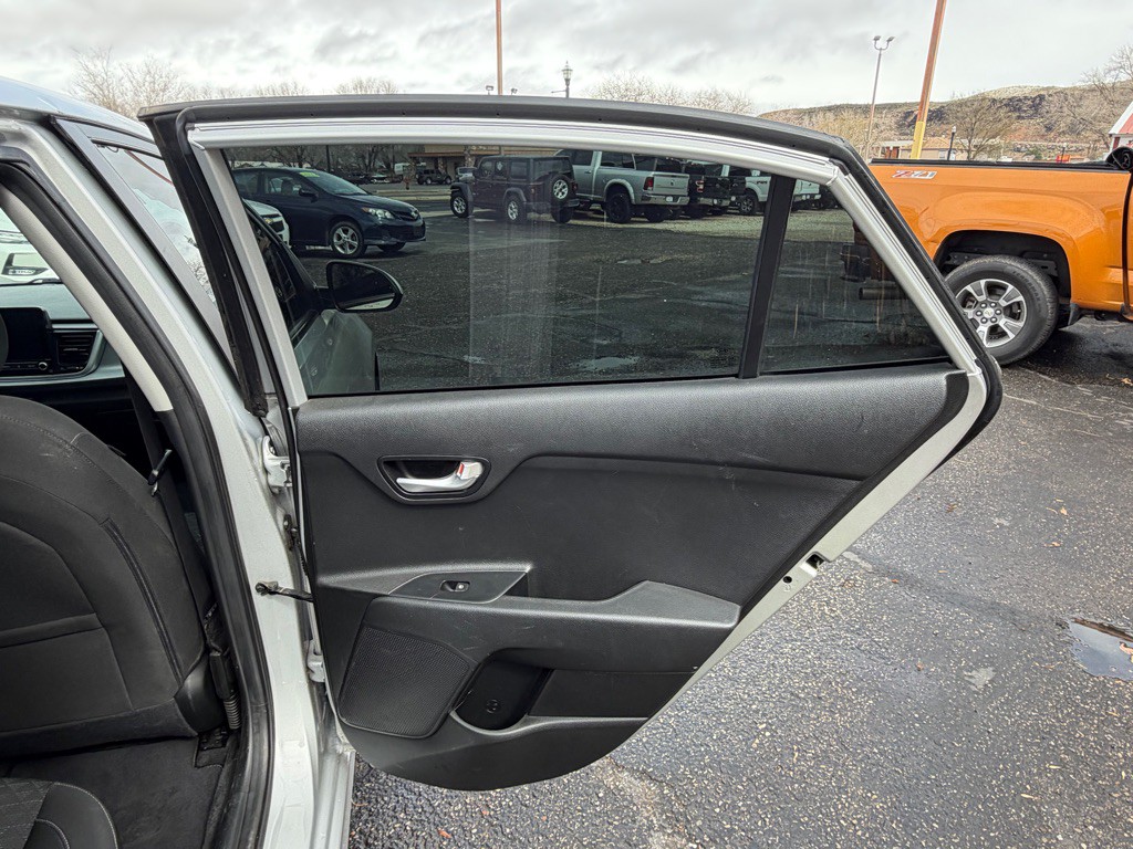 2021 Kia Rio Image 24