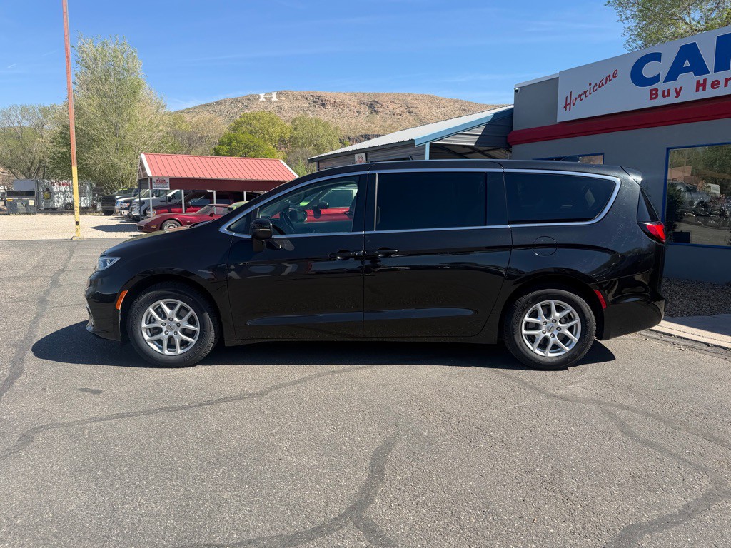 2023 Chrysler Pacifica Image 8