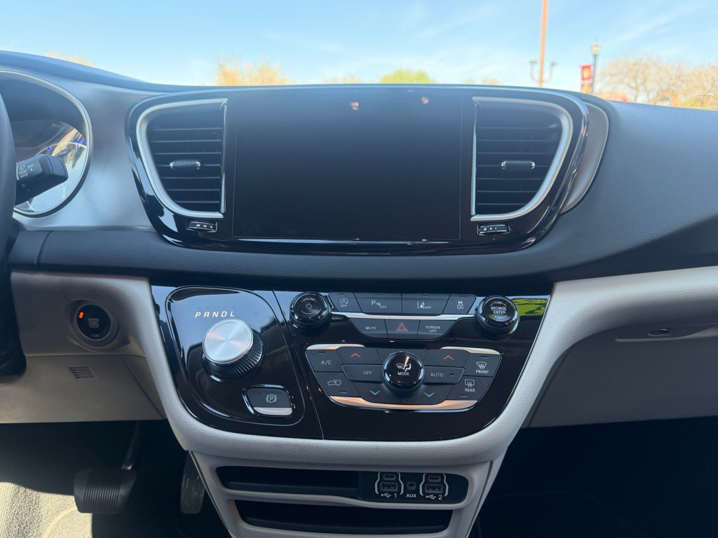 2023 Chrysler Pacifica Image 15