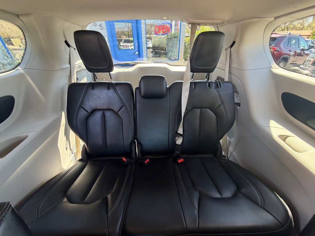 2023 Chrysler Pacifica Image 18