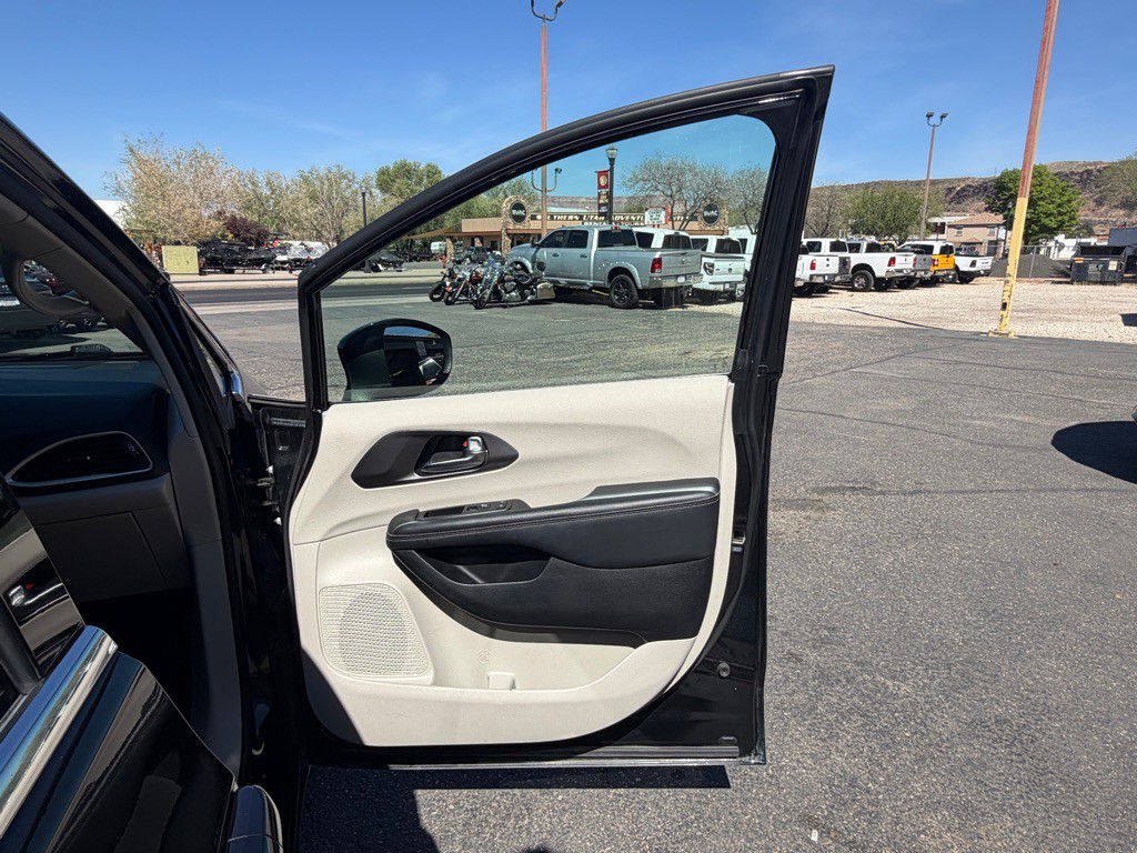 2023 Chrysler Pacifica Image 24