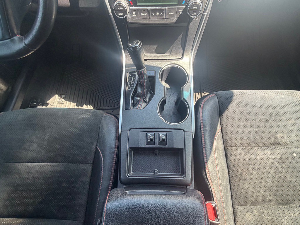2015 Toyota Camry Image 16