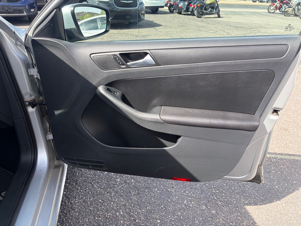 2012 Volkswagen Jetta Image 12