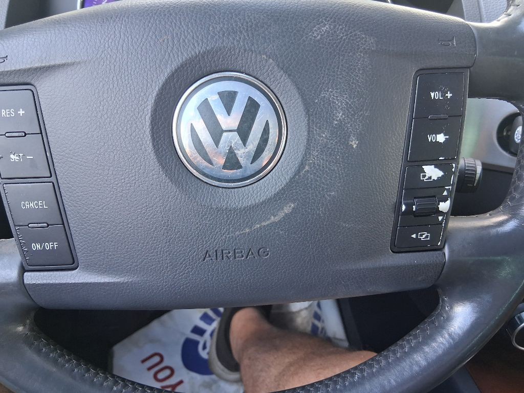 2004 Volkswagen Touareg Image 14